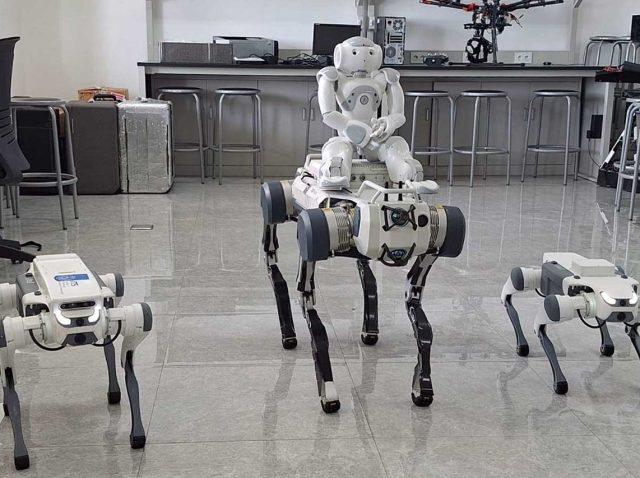 Robot-Anjing-Berkaki-Empat-yang-dikembangkan-oleh-Tim-Robotika-ITS-berkolaborasi-dengan-Ezra-Robotics-untuk-menjawab-kebutuhan-industri-dan-masyarakat